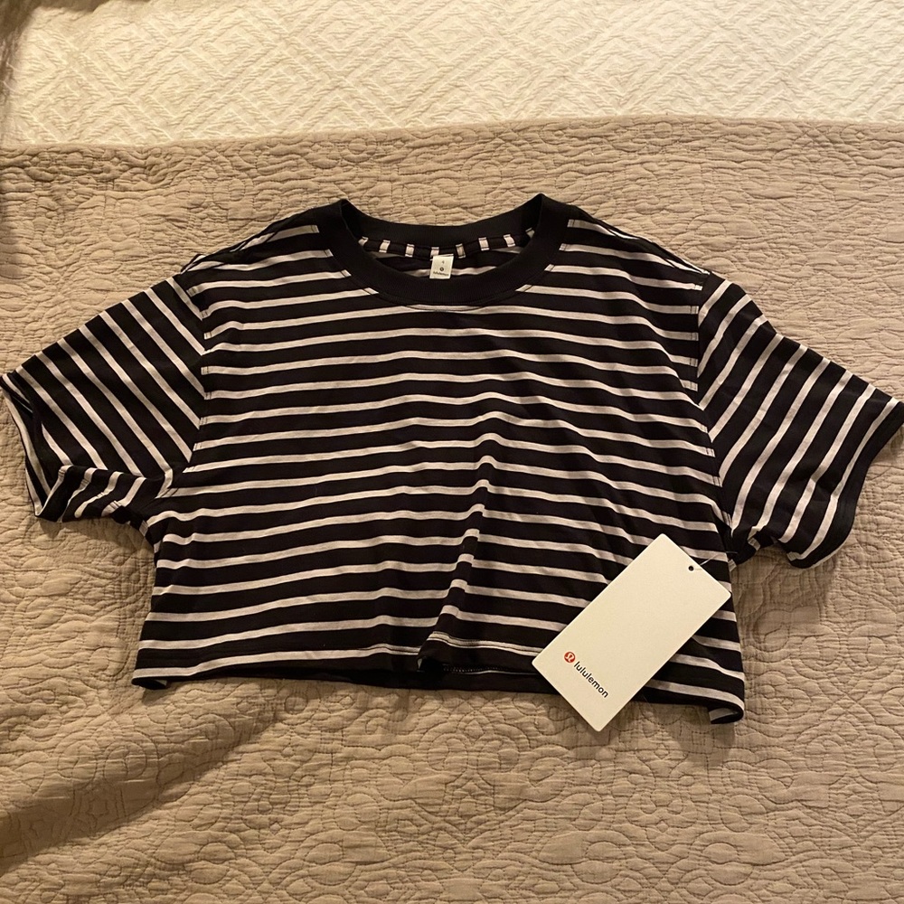 Lululemon cropped shirt